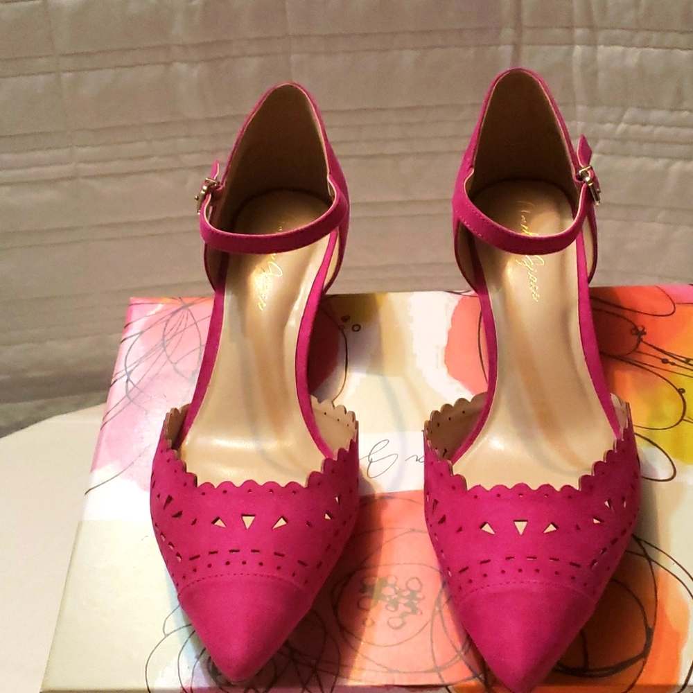 Amelia Grace Fuchsia Pums